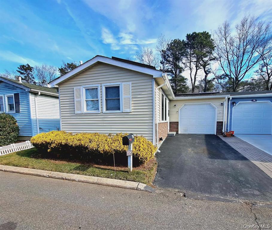 21 Village Cir E