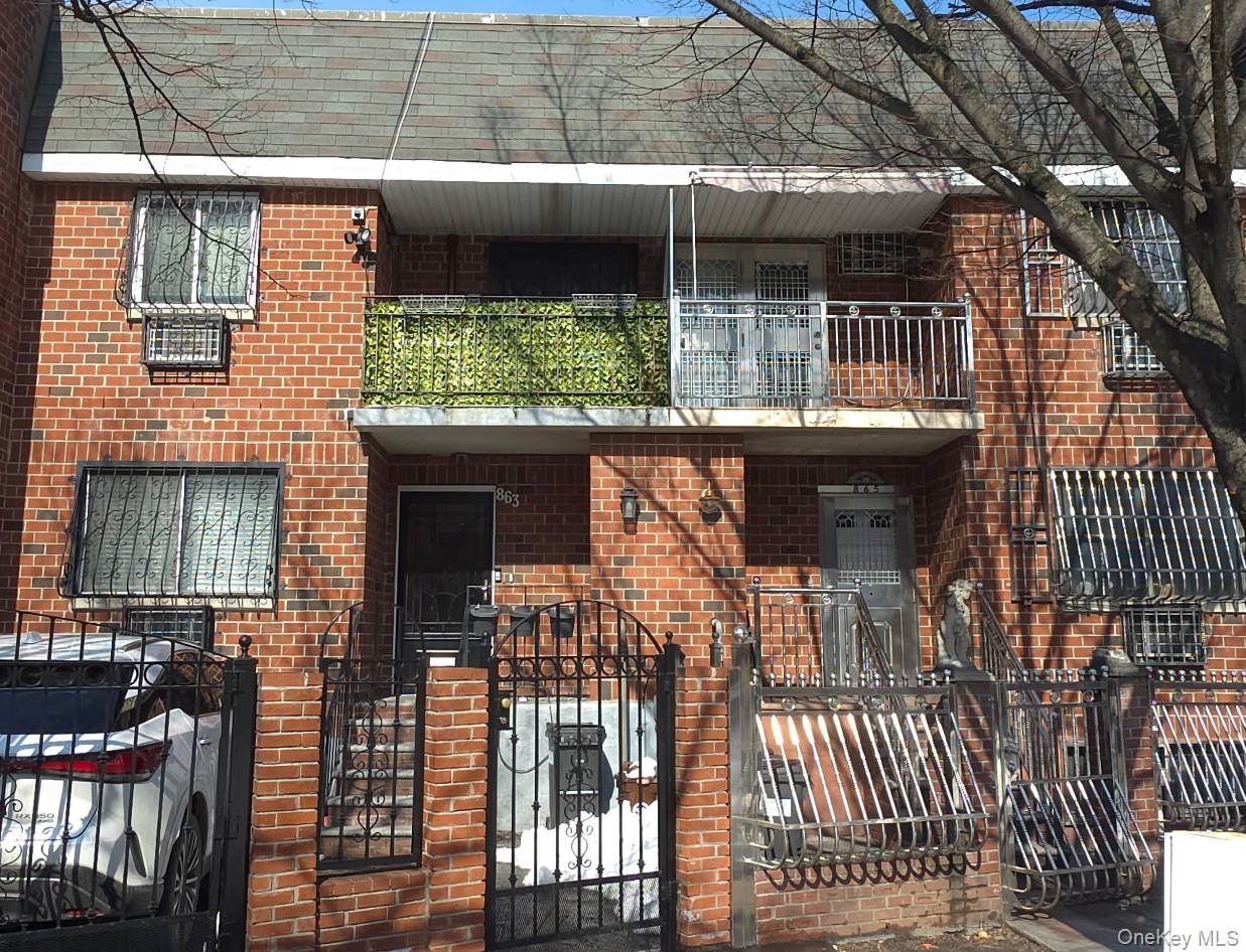 863 Home St