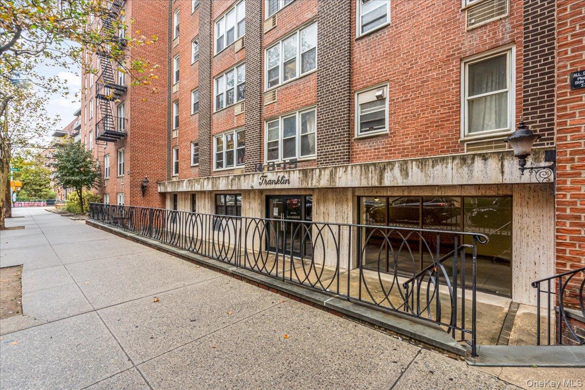 14215 Franklin Ave Unit 3A