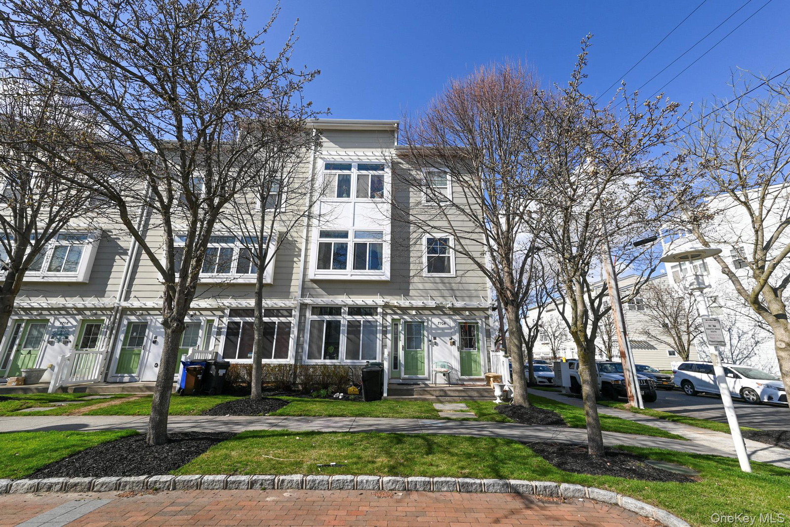 7704 Aquatic Dr
