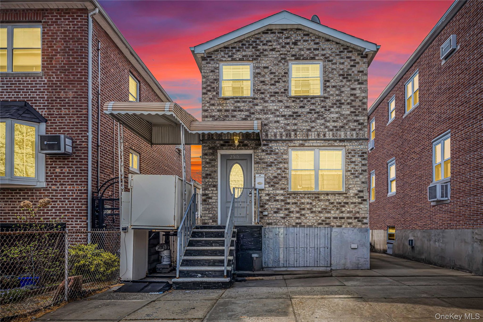 2515 Woodhull Ave