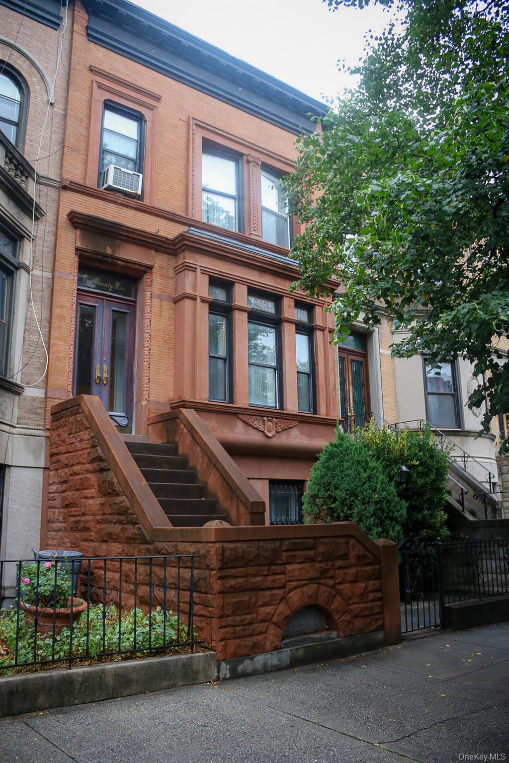 125 Midwood St