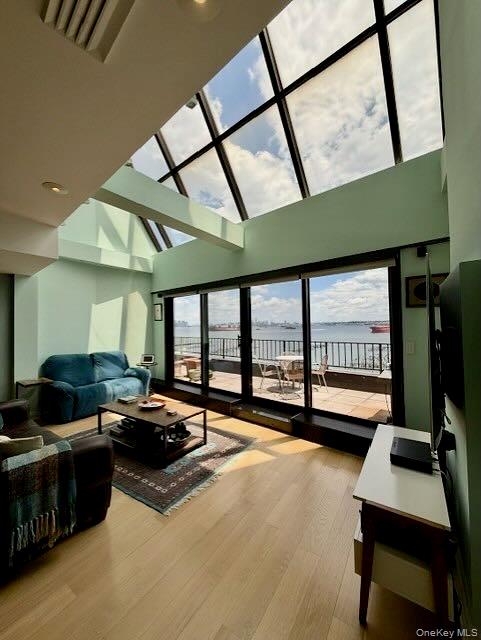 10 Bay Street Lndg Unit 8D