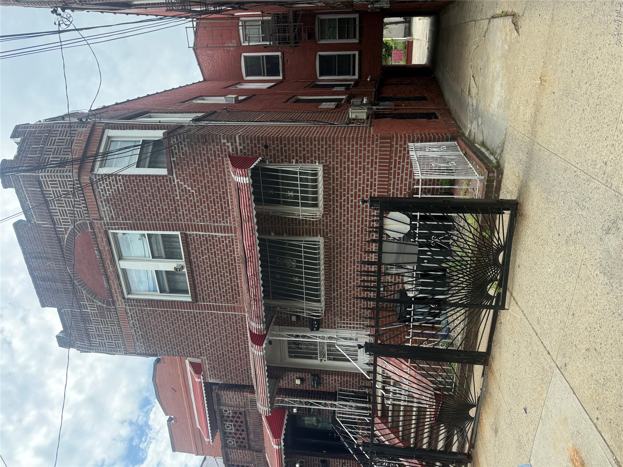 818 E 227th St