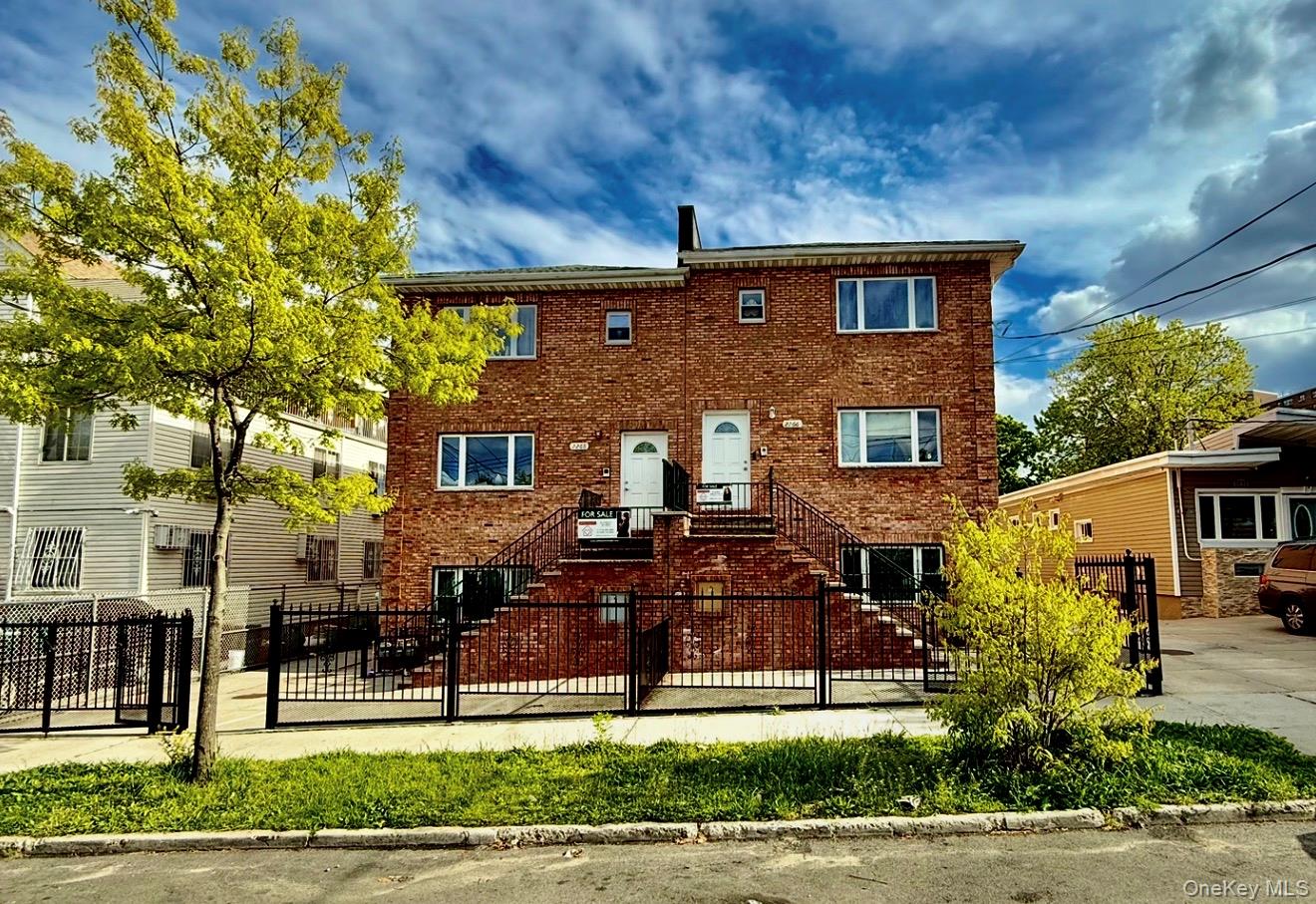 2268 Seward Ave