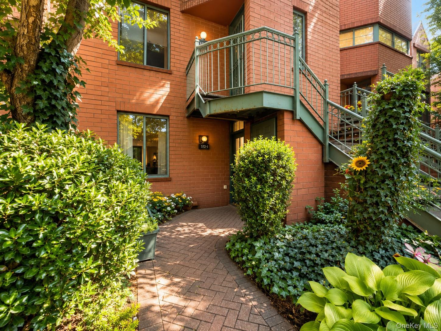 572 Louisiana Ave Unit 1