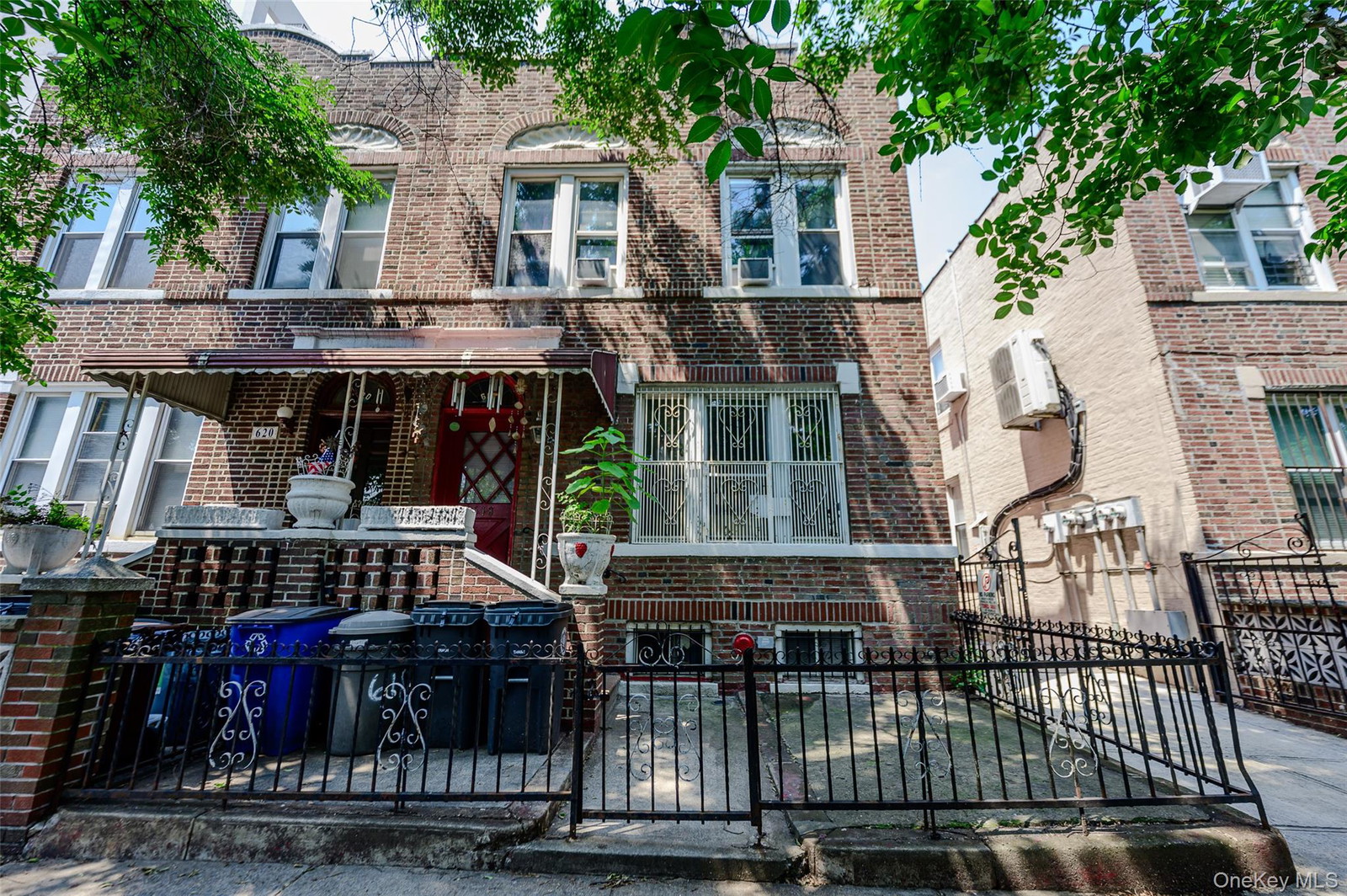 618 E 2nd St