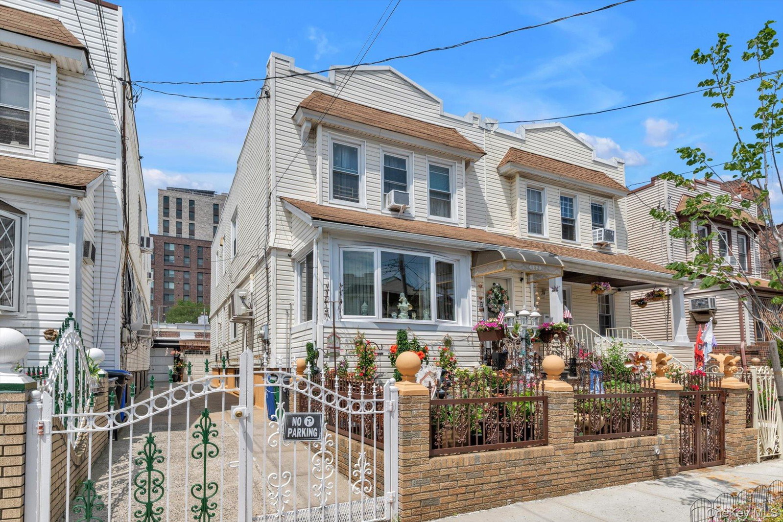 152 Pine St