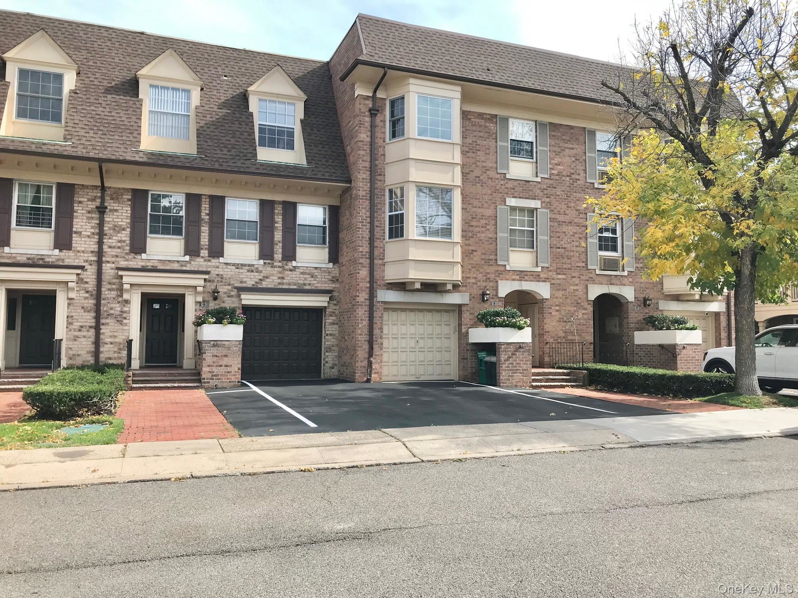 1231 Robin Ln Unit Triplex 1st Floor
