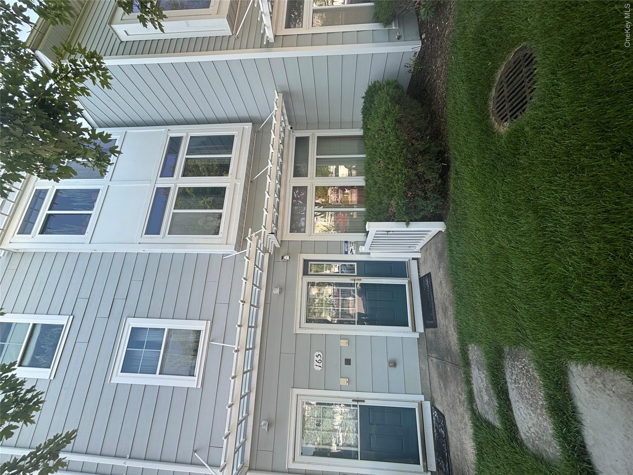 165 Commodore Cir W