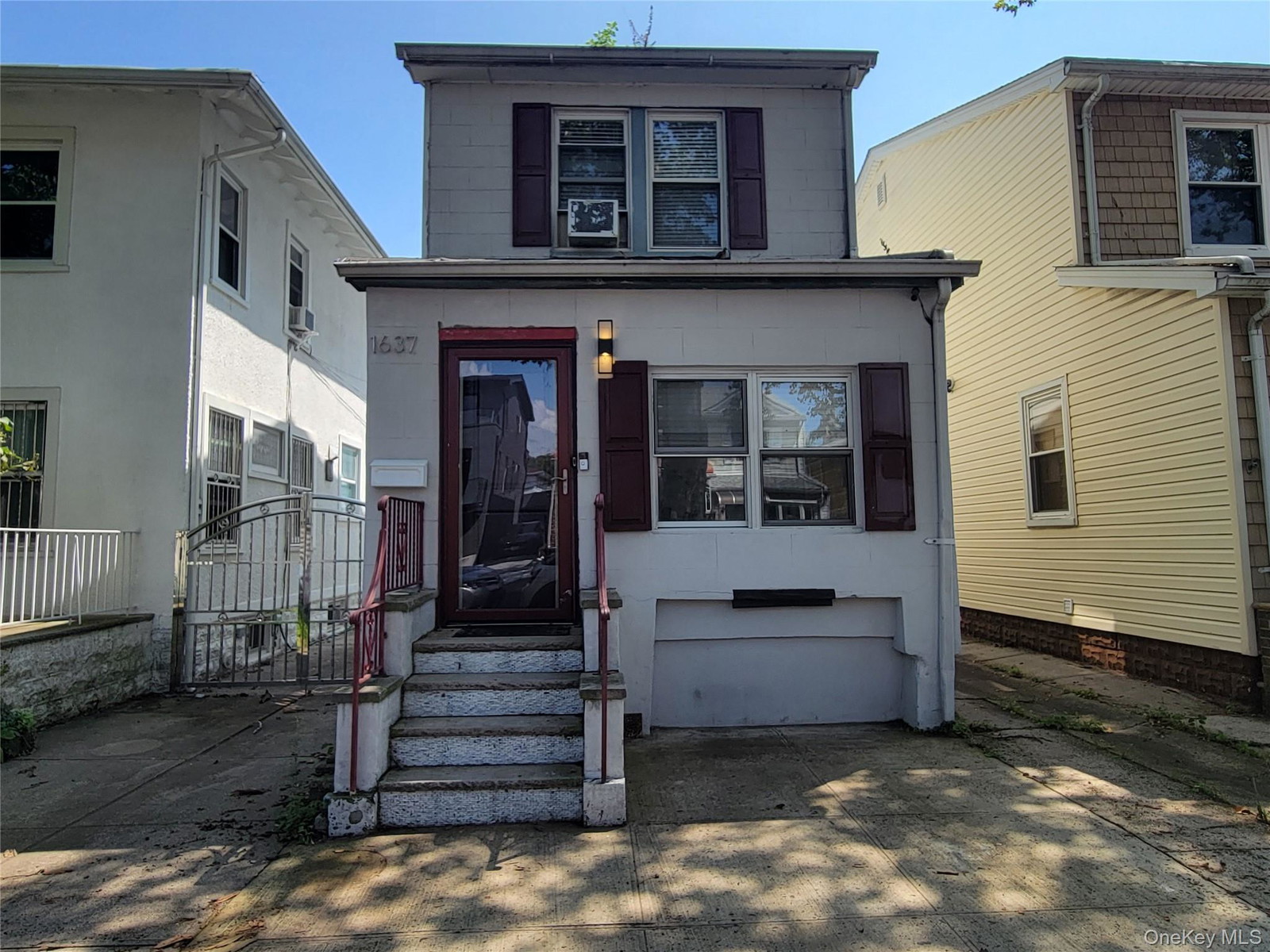 1637 W 2nd St