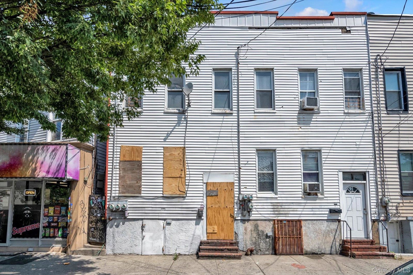 1129 E Tremont Ave