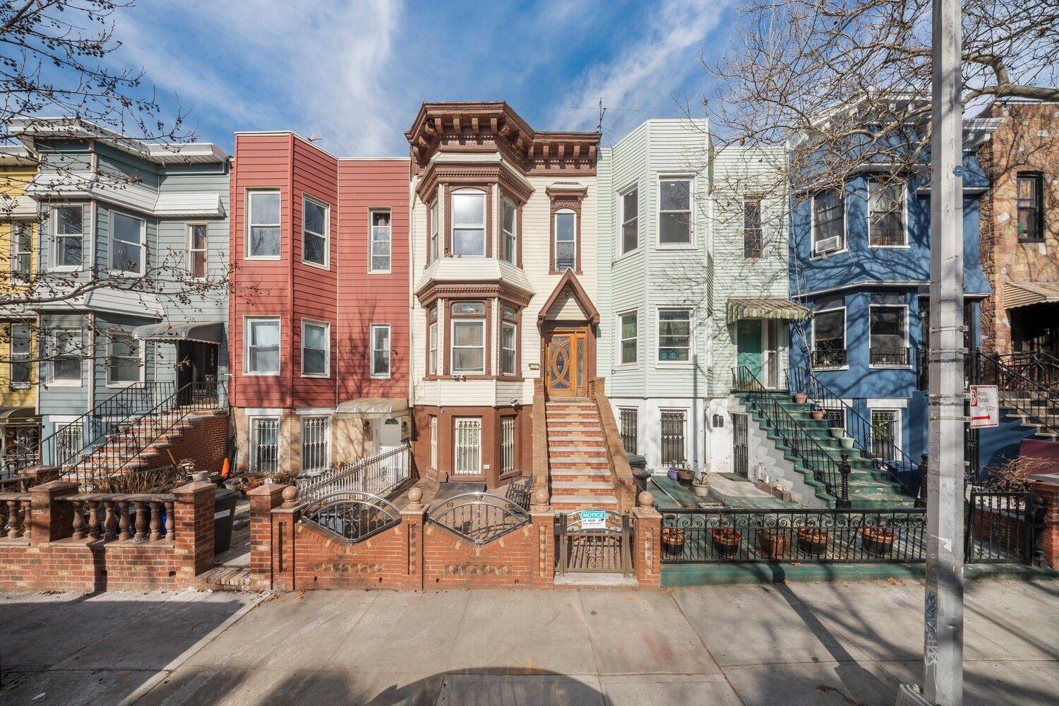 1207 Hancock St