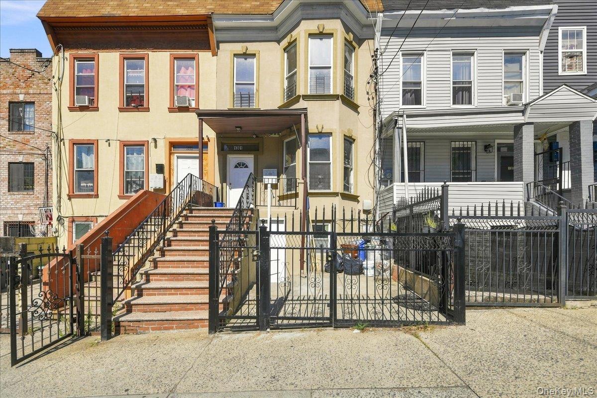1301 Clay Ave