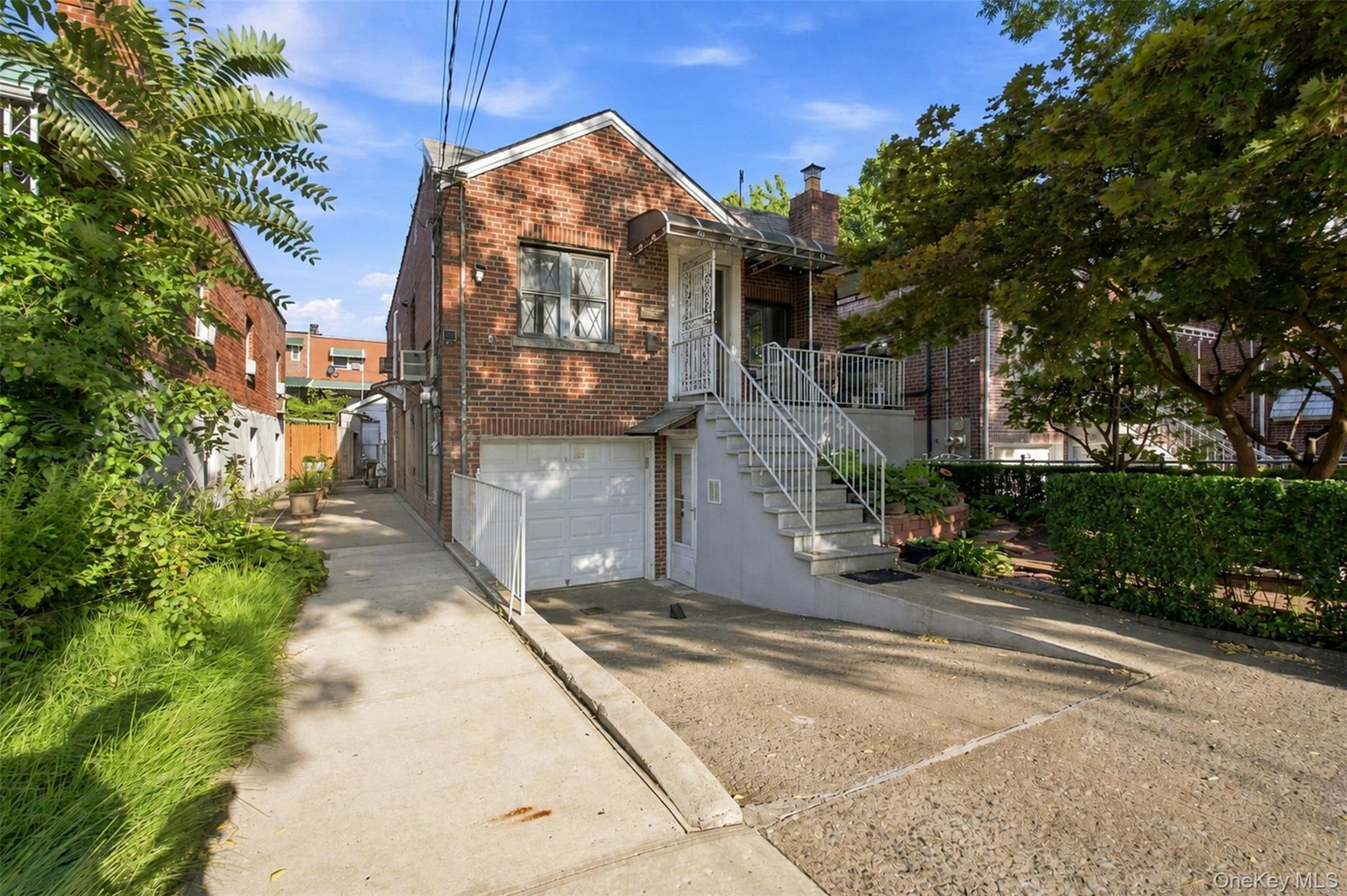 2546 Laconia Ave