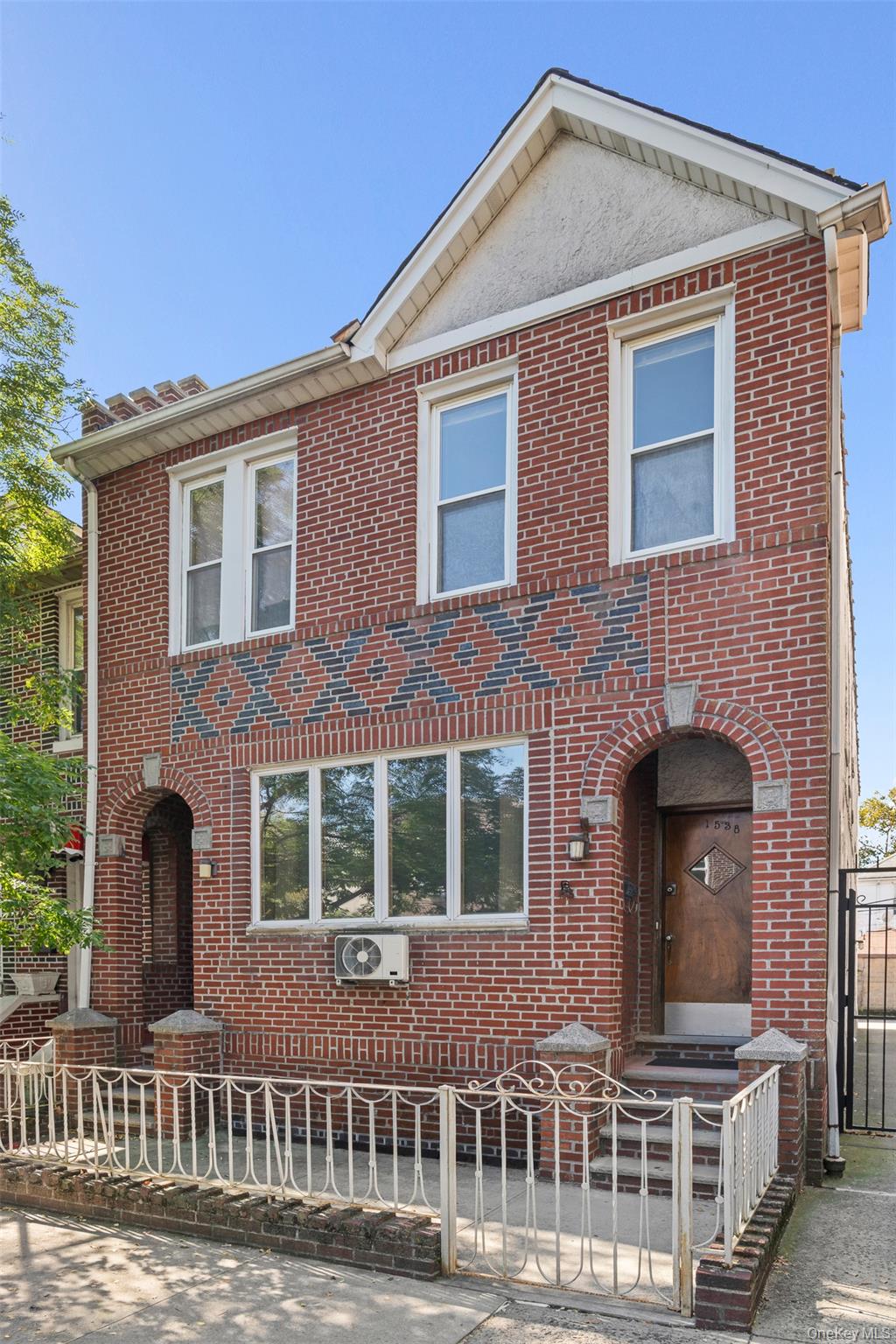 1538 W 11th St