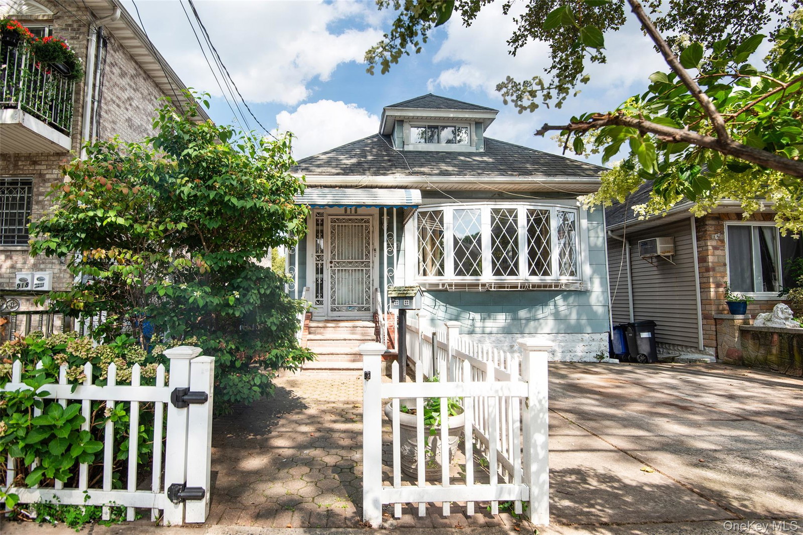 916 Hollywood Ave