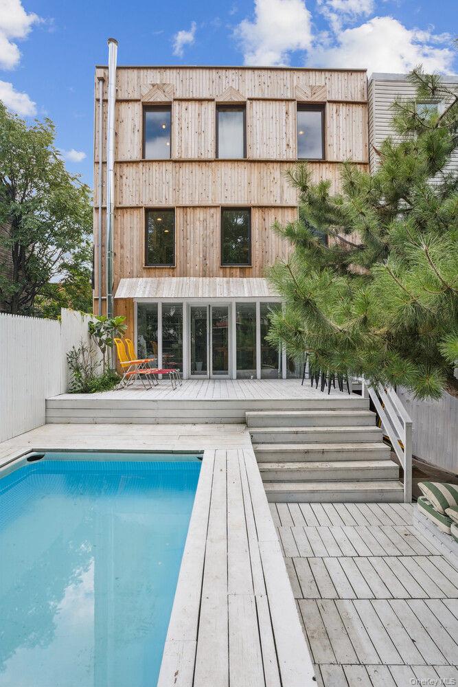 48 Dikeman St