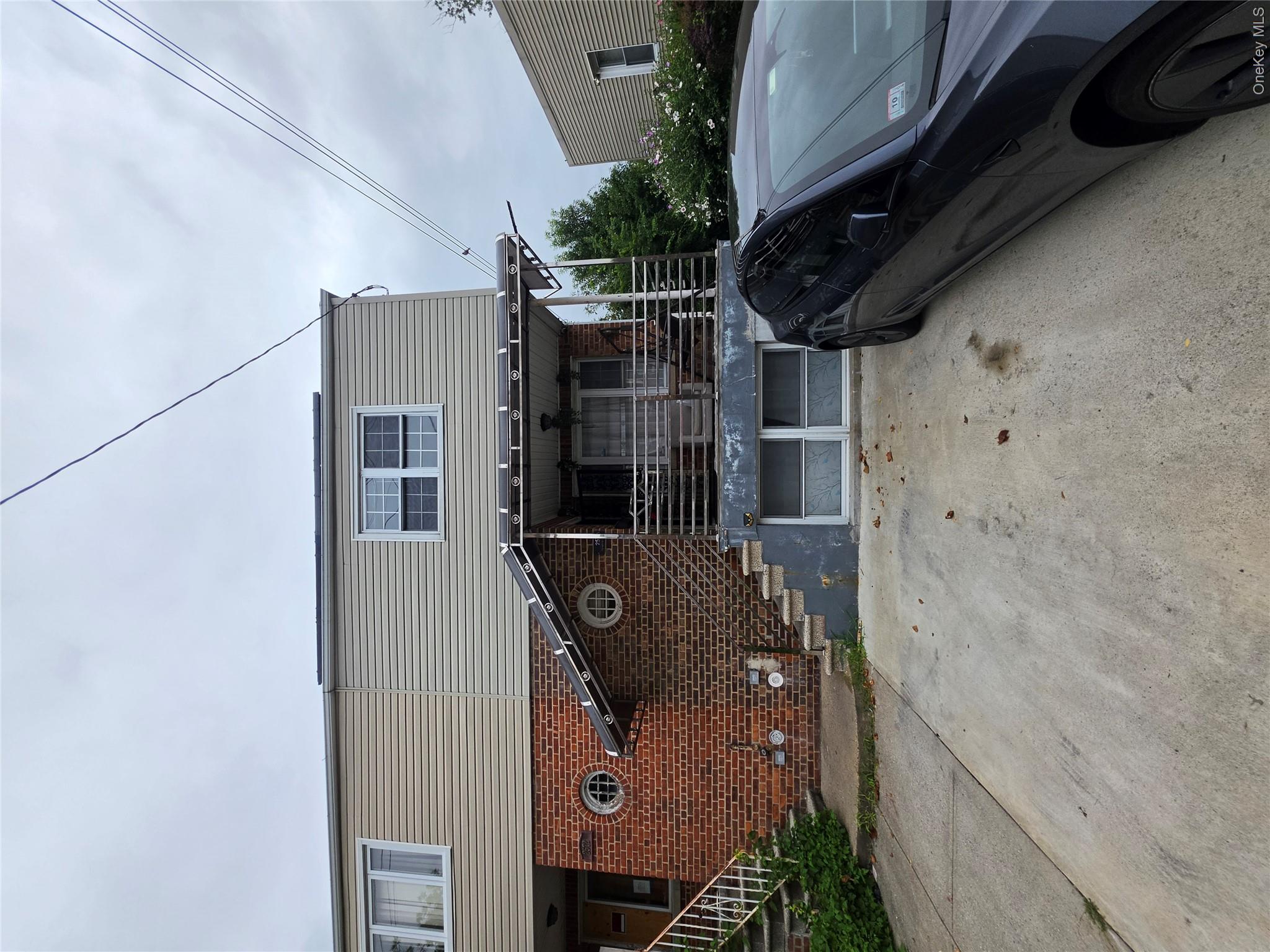 2570 Pearsall Ave