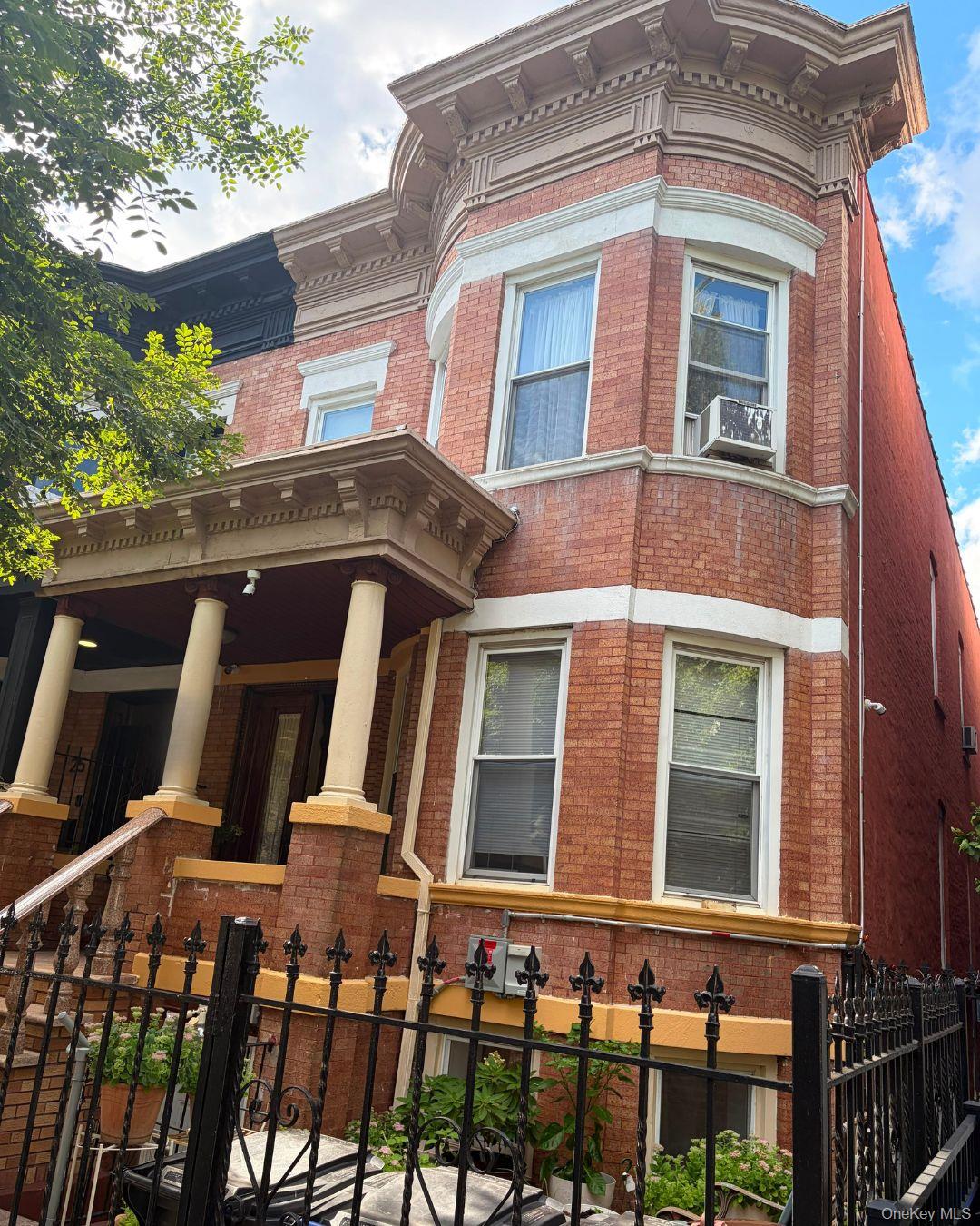 27 Stephens Ct Unit 1F