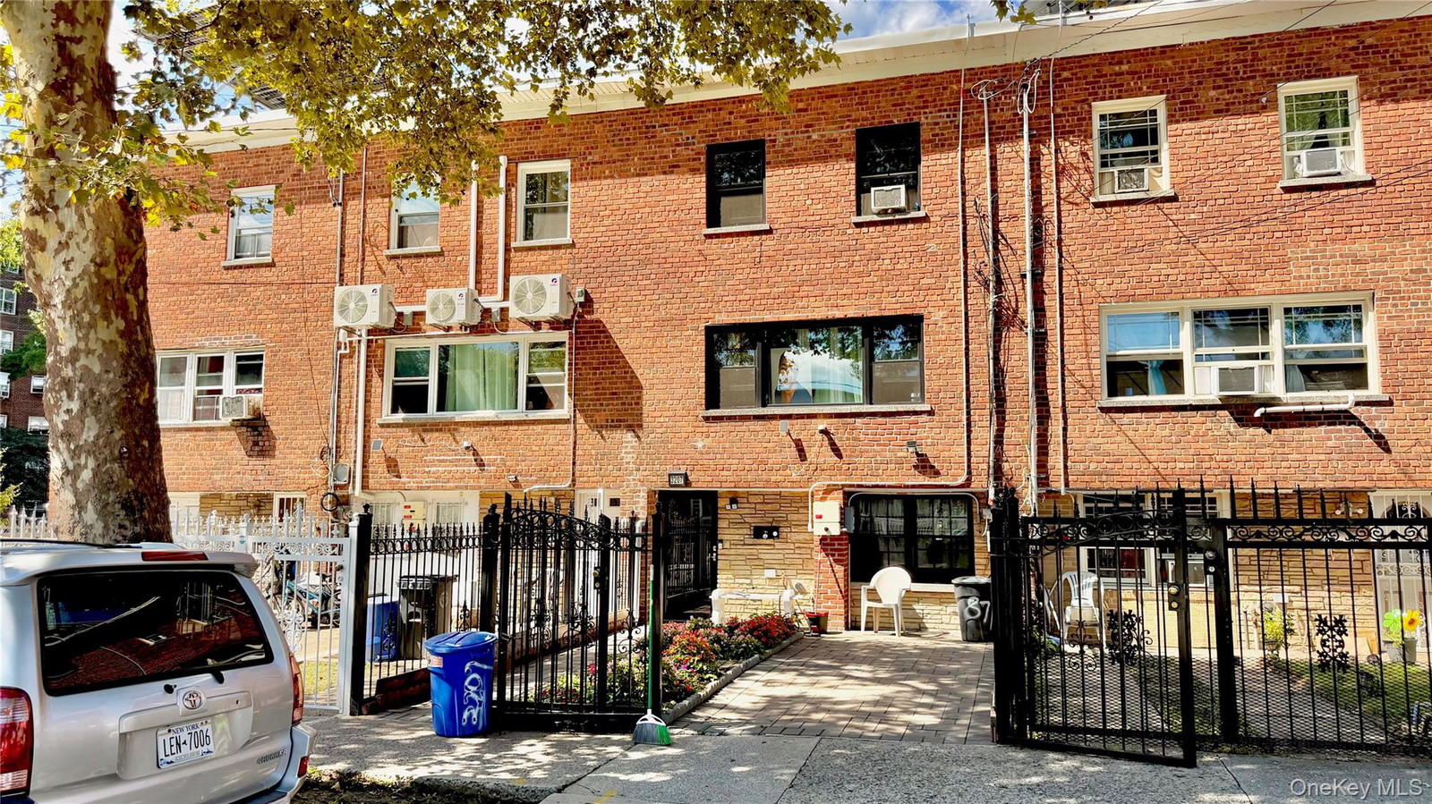 3207 Pearsall Ave