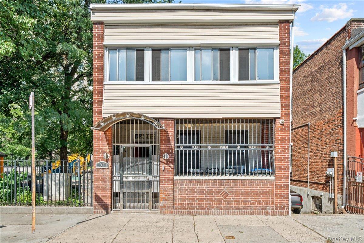1373 Plimpton Ave