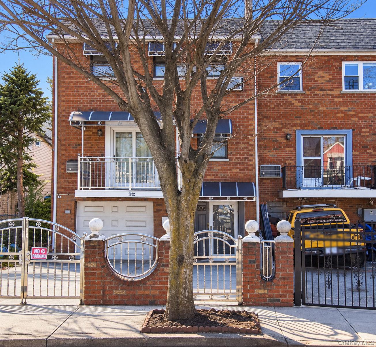 1792 Lacombe Ave
