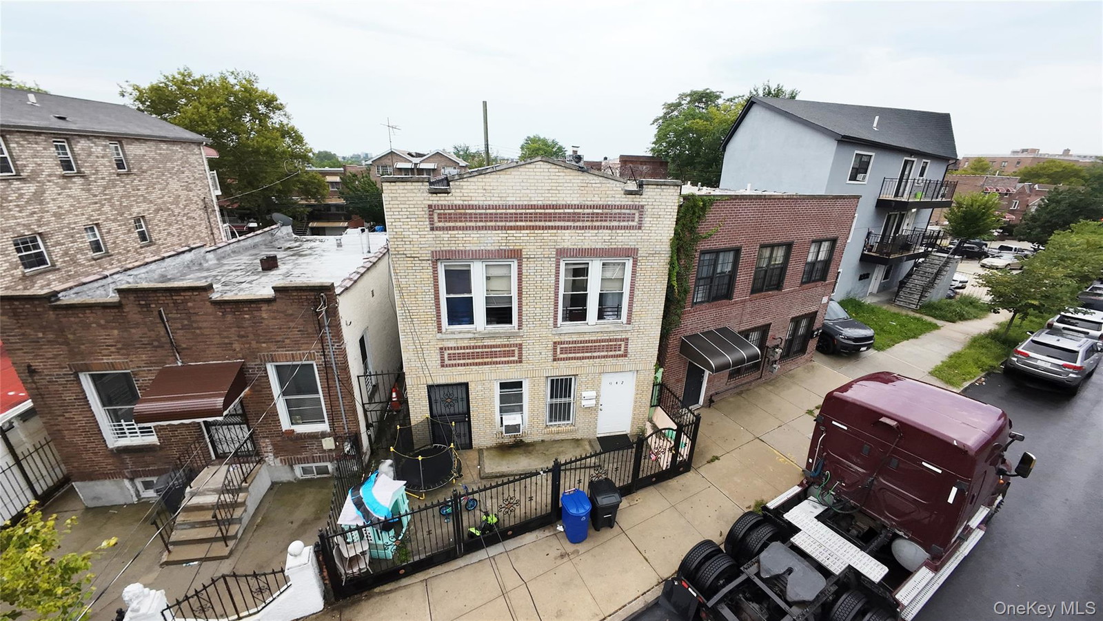942 Tilden St