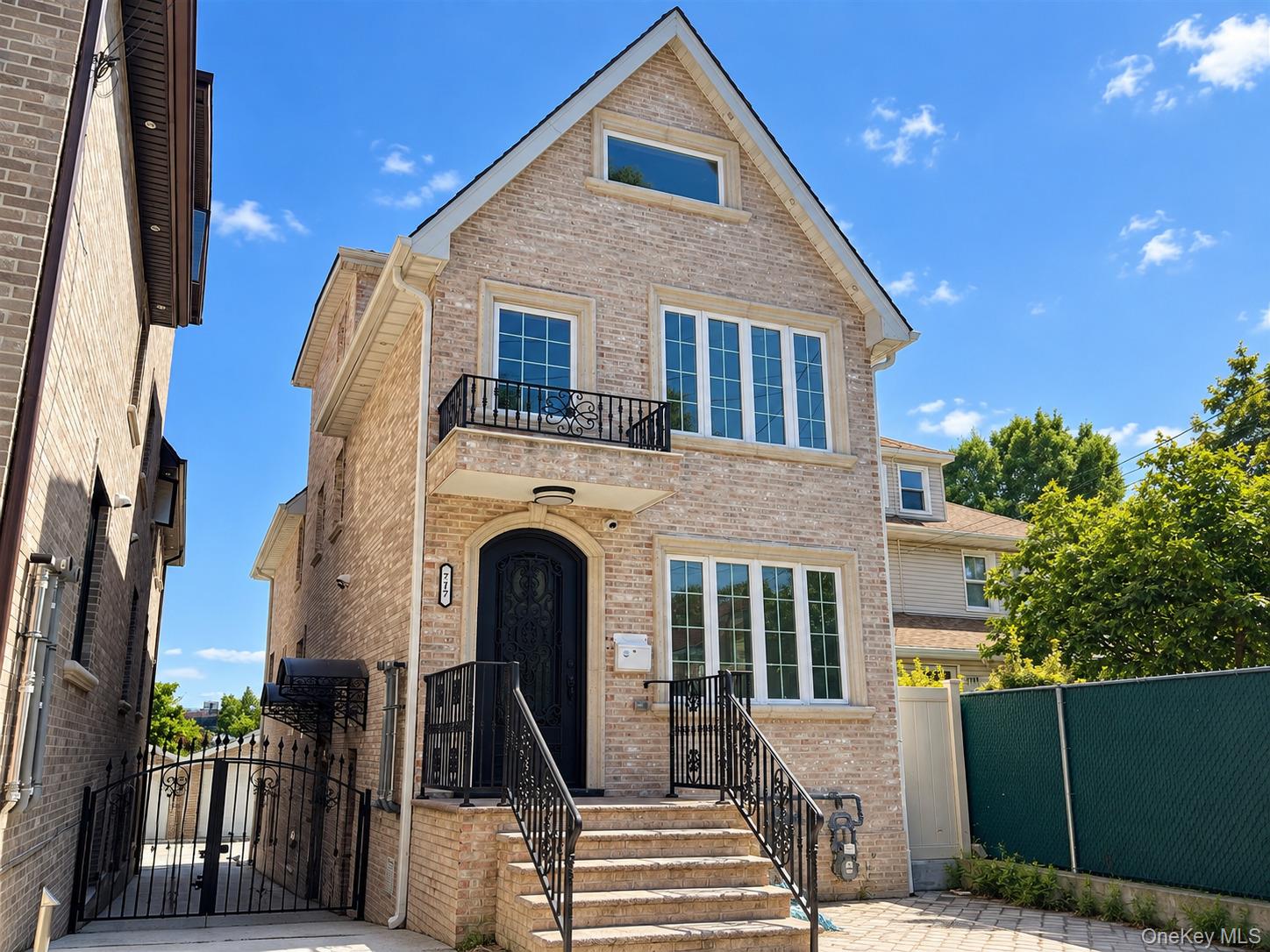 717 College Pl