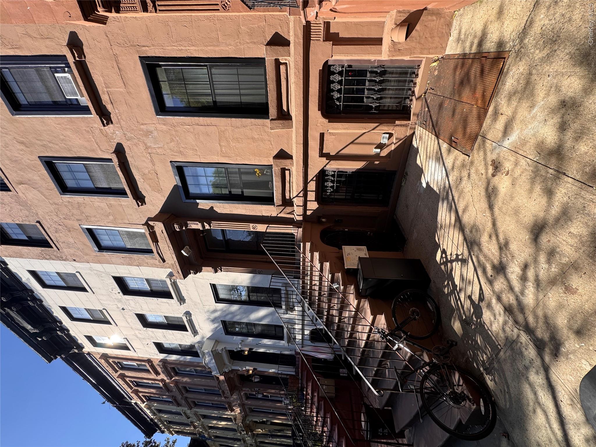 887 Lafayette Ave