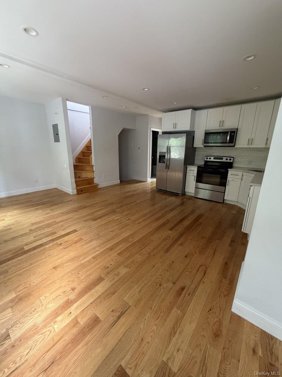 2760 Bainbridge Ave 2nd Fl