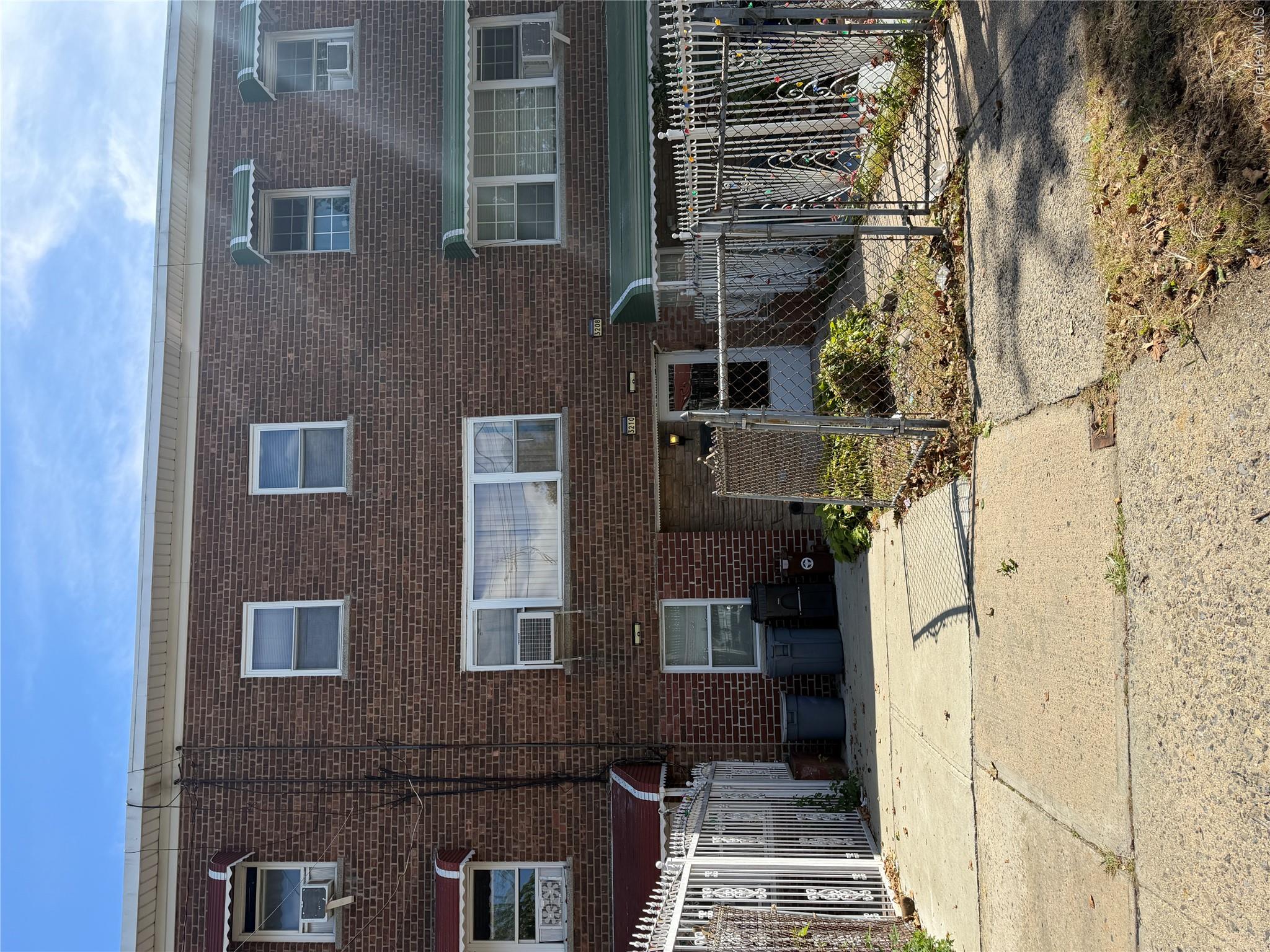 3210 Tenbroeck Ave