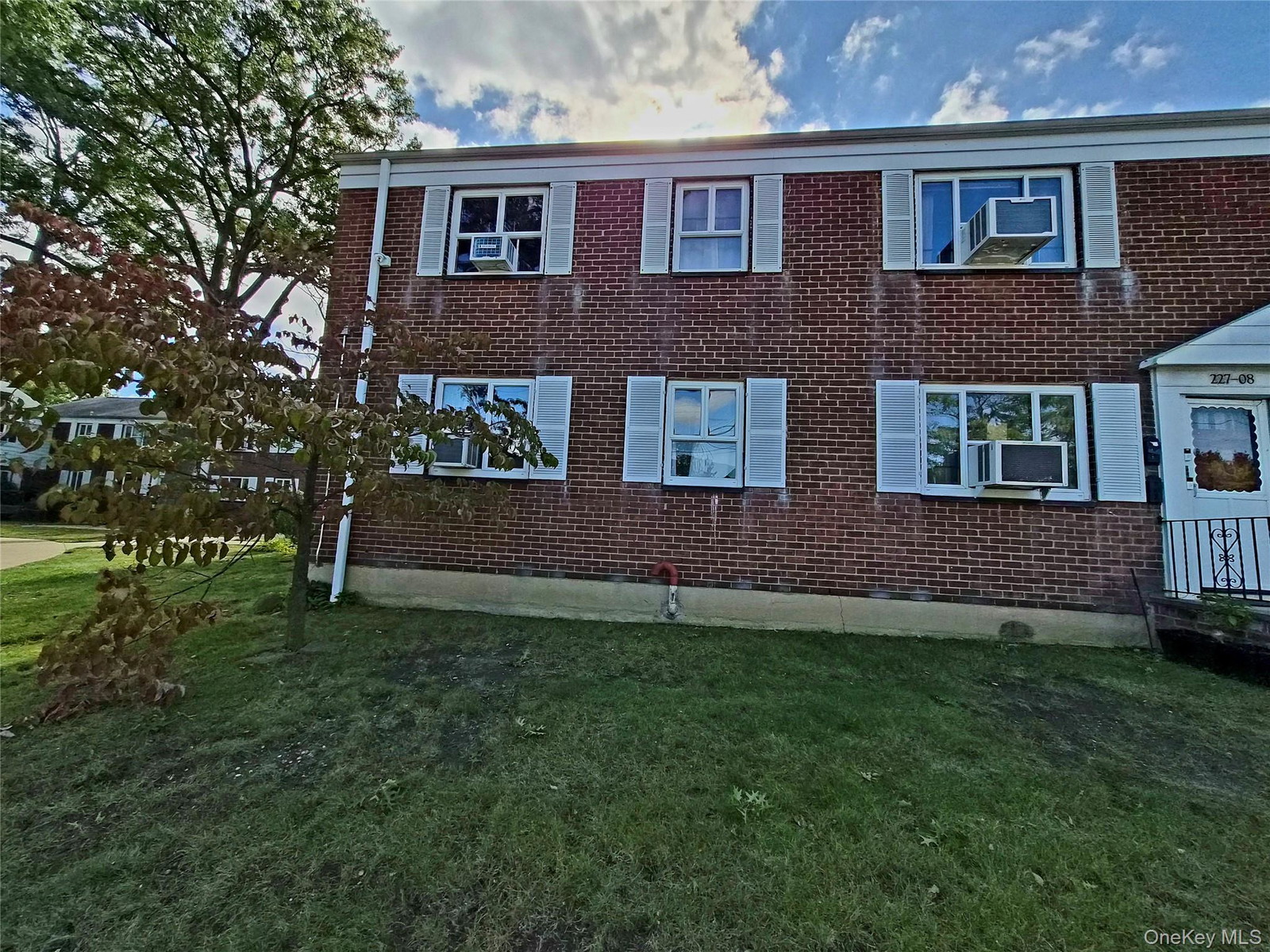 22708 Hillside Ave Unit Upper