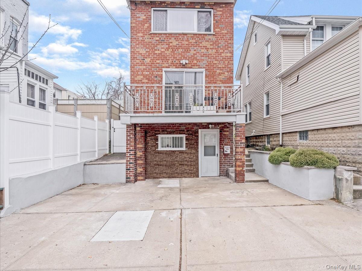 1559 Hering Ave