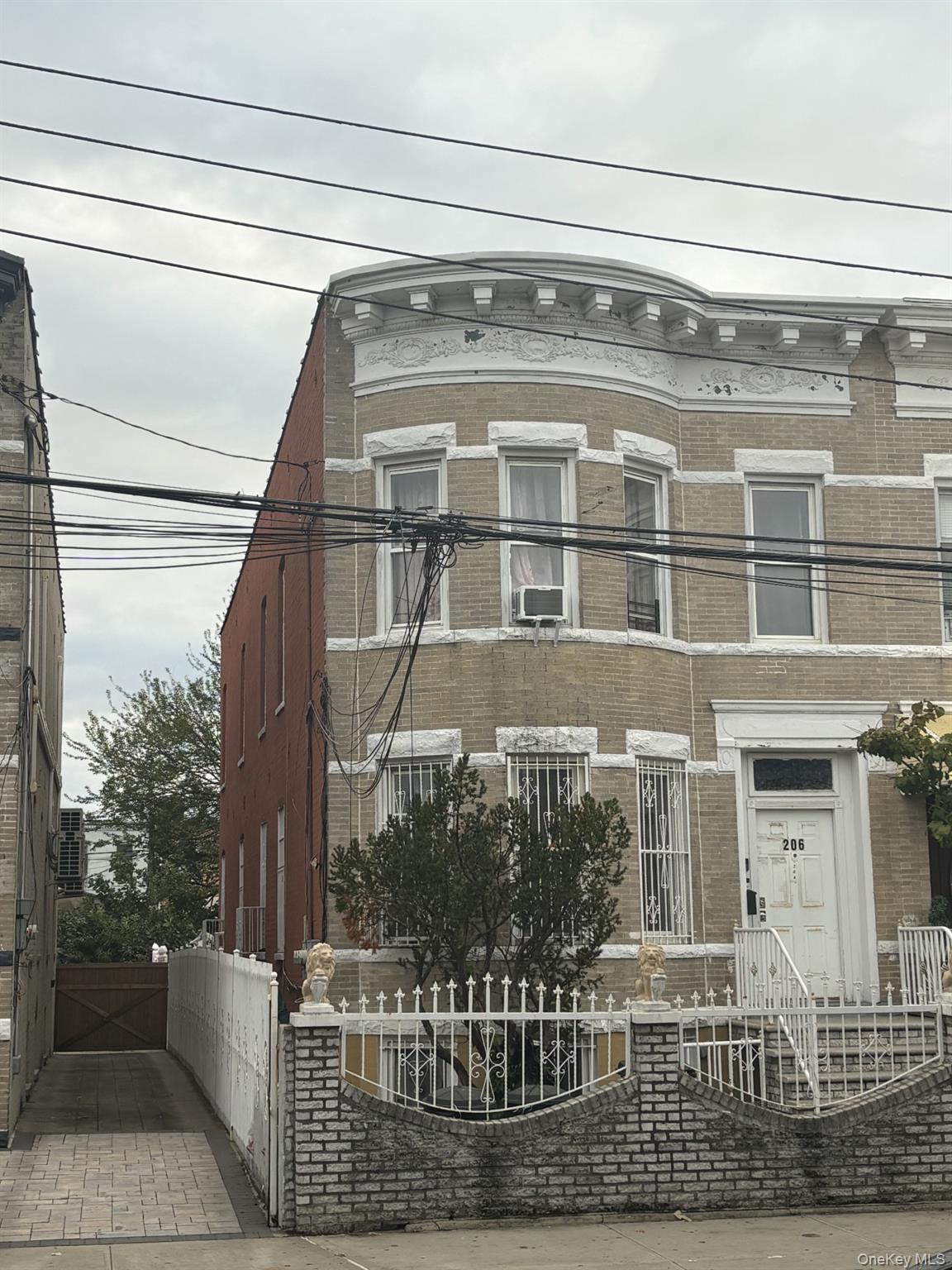 206 Logan St