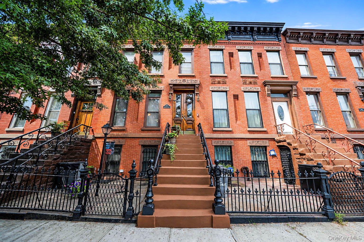 885A Putnam Ave