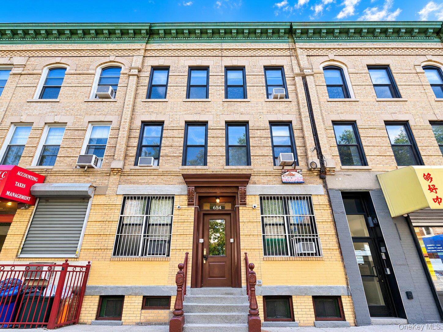 654 Seneca Ave