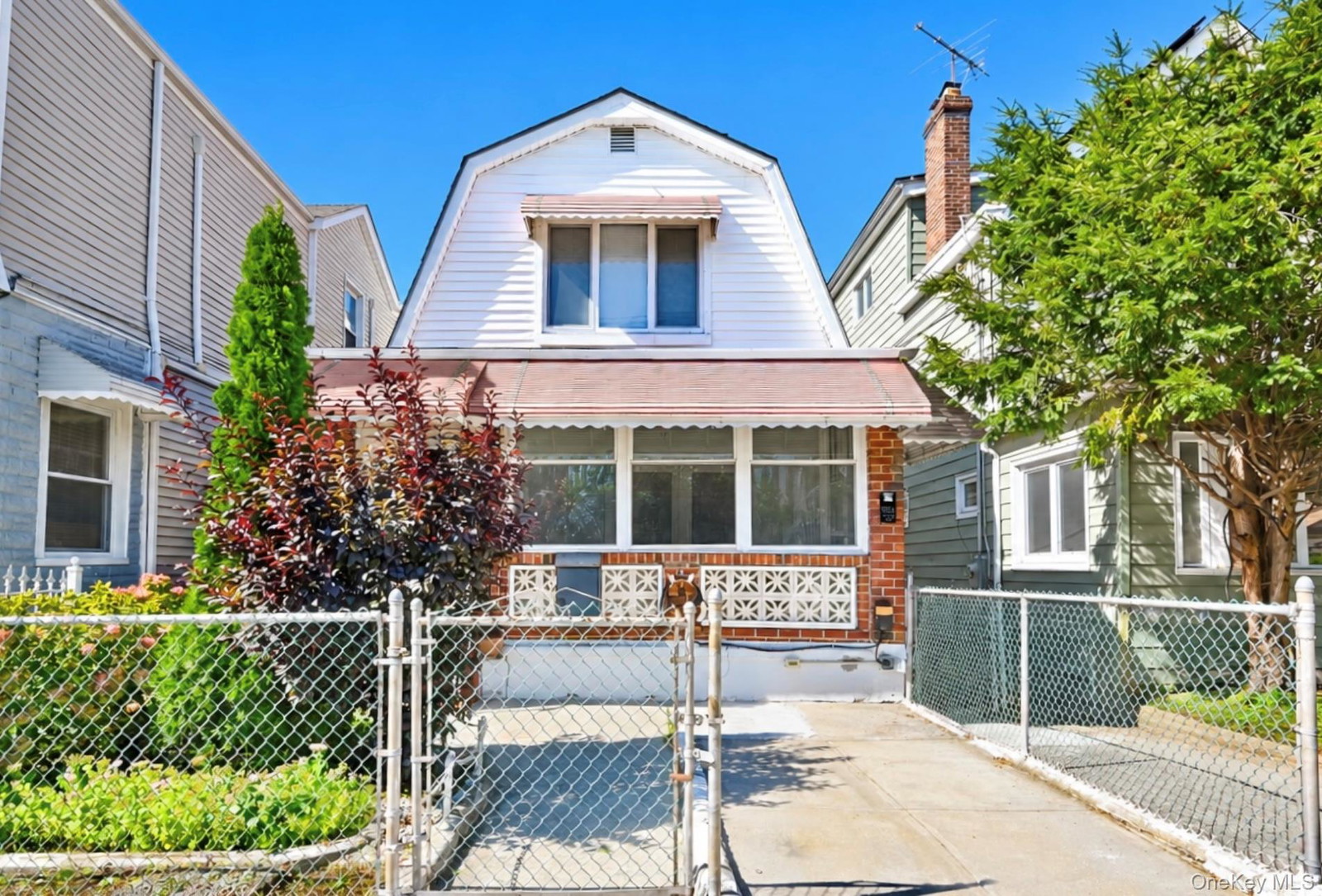 2561 Fenton Ave