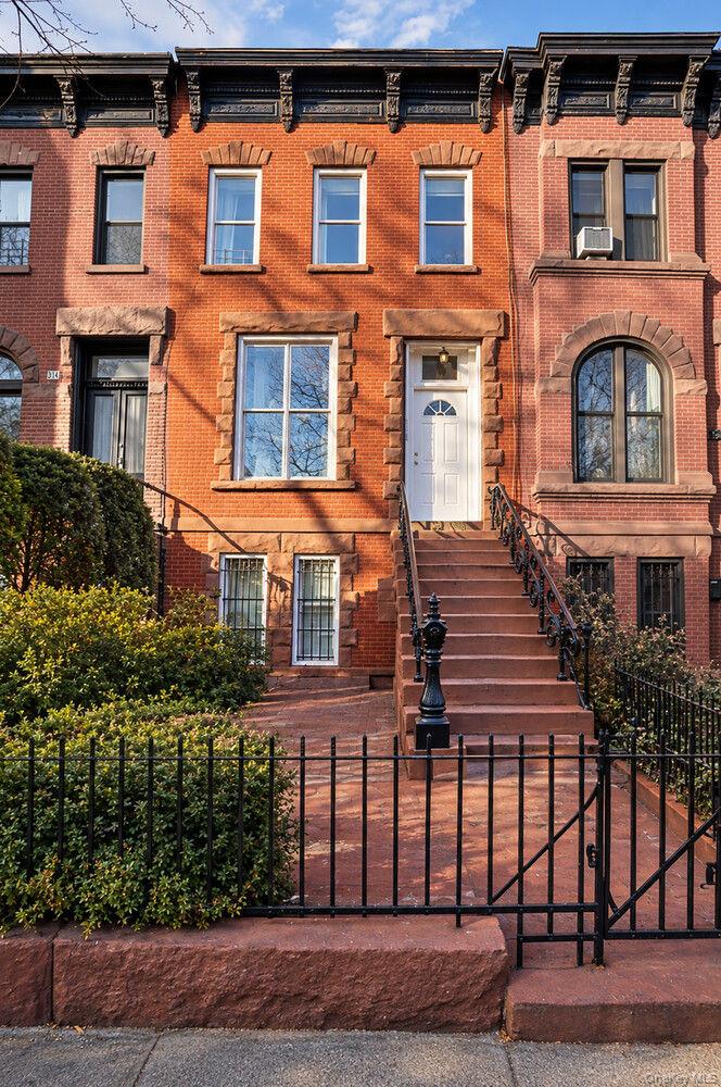 581 Hancock St Unit Gdn