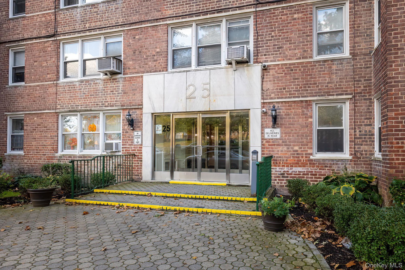 25 Knolls Cres Unit 9F